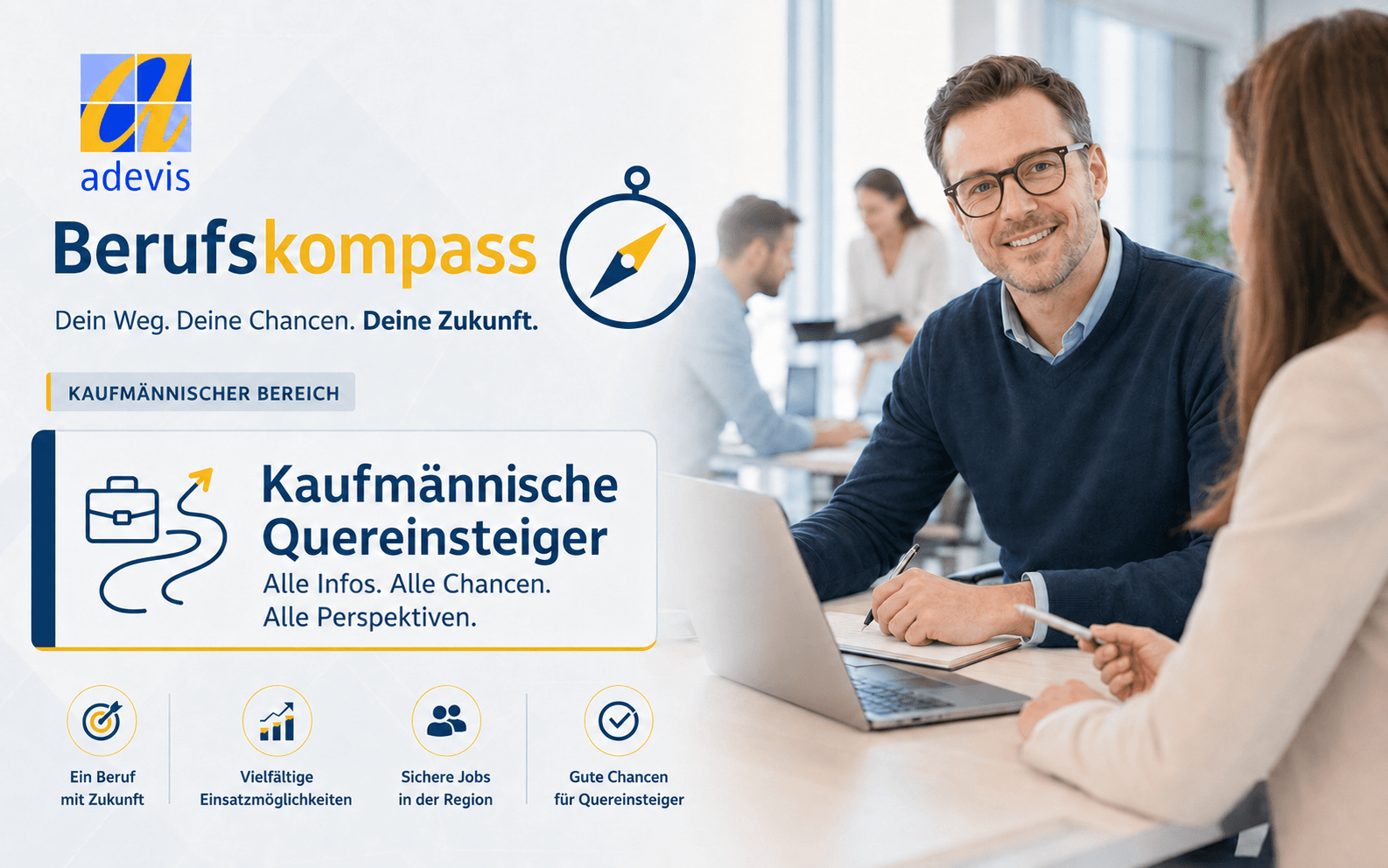 Kaufmännischer Quereinstieg: Jobs und Chancen Kaufmännischer Quereinsteiger wird von einer Kollegin in einen digitalen Büroprozess eingearbeitet