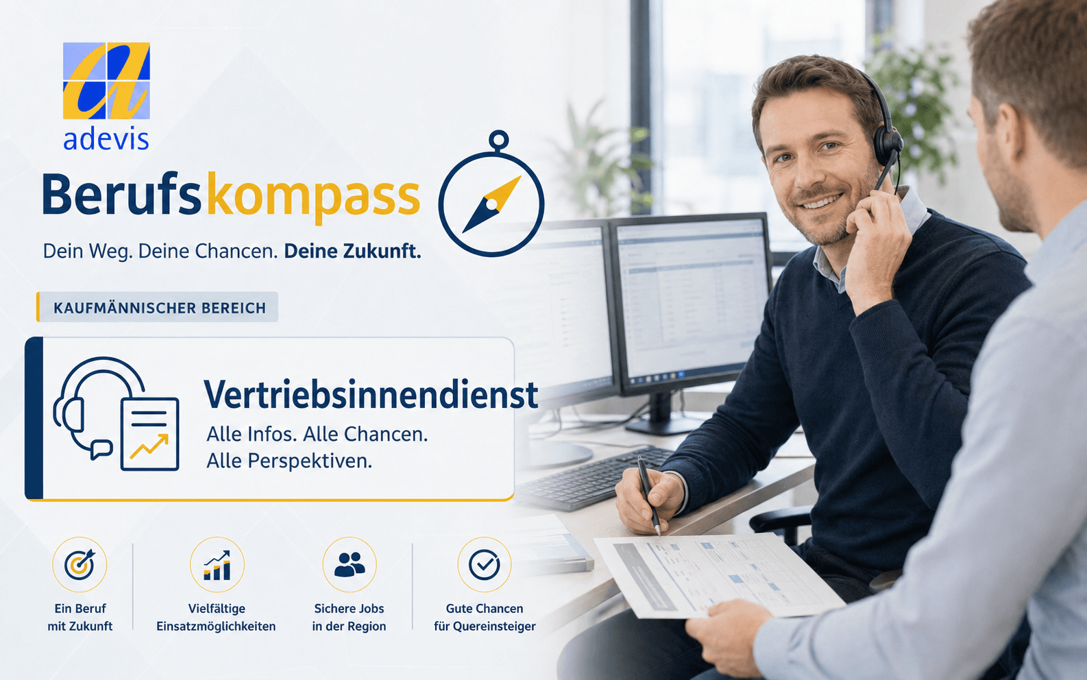Mitarbeiter im Vertriebsinnendienst betreut einen Kunden und prüft ein Angebot